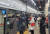 7일 오전 지하철 1호선 열차 고장으로 지하철 운행이 지연되면서 청량리역에서 시민들이 열차를 기다리고 있다. 함민정 기자