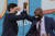 미국 조지아주의 상원의원 결선투표에서 승리한 민주당 소속 존 오소프(왼쪽)와 라파엘 워녹 후보. [AFP=연합뉴스]