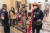 6일(현지시간) 버펄로 뿔 모자를 쓰고 미국 워싱턴 의회에 난입한 제이크 앤젤리(오른쪽 두번째)는 대표적인 큐어넌 신봉자로 알려져 있다.[AP=연합뉴스]