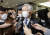 일본 외무성은 8일 한국 법원의 위안부 판결에 반발해 남관표 주일대사를 초치했다. 초치 후 취재진에 답변하는 남 대사. 연합뉴스