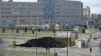 이탈리아 나폴리 병원 앞 거대 싱크홀…당국 조사 중