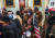 지난 6일(현지시간) 소뿔 모자를 쓰고 미국 연방 의회 난입을 주도해 난동을 부린 혐의로 체포된 용의자 제이컵 앤서니 챈슬리 (가운데).  [AFP =연합뉴스]
