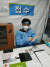 지난해 12월 25일 대학생 박강산(27)씨가 서울 광진구 임시선별검사소에서 접수 및 안내 봉사를 하고 있다. [박씨 제공]