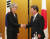 2019년 11월 23일 일본 나고야에서 강경화 외교부 장관(왼쪽)과 모테기 도시미쓰 일본 외상(오른쪽)이 회담에 앞서 악수를 하고 있다. [사진=지지통신 제공]