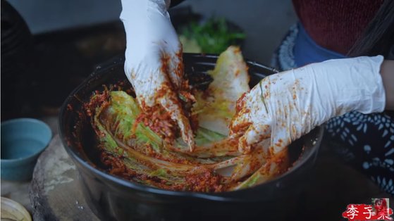 中유튜버, 김치찌개 끓여놓고 #중국음식…또 김치공정 도발 | 중앙일보