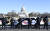 미 연방의사당 경찰이 10일 의사당 앞에서 지난 6일 트럼프 대통령 지지자들의 의사당 난입때 숨진 동료 브라이언 시크닉의 장례행렬을 지켜보고 있다. UPI=연합뉴스