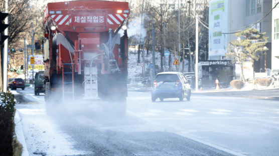 13cm 눈에 서울 마비···제설작업, 공무원 아닌 민간이 한다