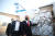이스라엘의 베냐민 네타냐후 총리와 율리 에델스타인 보건부 장관이 10일 화이자 백신 추가 물량을 맞이하기 위해 벤구리온 공항에 나가 있다. [로이터=연합뉴스]