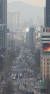 11일 오후 서울 종로구 도로 일대가 짙은 미세먼지로 인해 뿌옇게 보이고 있다. 서울과 수도권, 충청권은 대기정체로 초미세먼지 '나쁨' 수준을 기록했다. 뉴스1