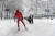 9일(현지시간) 스페인 마드리드 거리가 눈으로 뒤덮히자 한 남성이 스키를 타고 이동하고 있다. [EPA=연합뉴스]