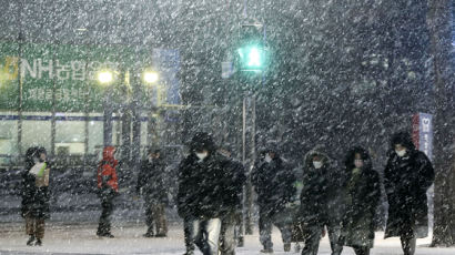 기습 폭설에 혼쭐났던 서울...오늘 퇴근길 또 눈 퍼붓는다