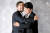 2011년 9월 6일 서울 세종문화회관에서 서울시장 보궐선거 불출마 입장을 밝힌 안철수 당시 서울대 교수(오른쪽)가 박원순 후보와 포옹하고 있다. 중앙포토