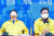 김태년 더불어민주당 원내대표(왼쪽)가 12일 오전 서울 여의도 국회에서 열린 당 원내대책회의에서 회의실 천장을 바라보며 홍익표 정책위의장(오른쪽)의 발언을 듣고 있다. 오종택 기자