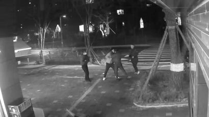 아파트 입주민, 경비원 폭행 신고 접수… CCTV 살펴보니 