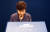 박근혜 전 대통령이 2016년 청와대 춘추관에서 연설문 유출과 관련 대국민 사과 기자회견에서 인사를 하고 있다.[청와대 사진기자단]