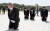 김종인 미래통합당 비상대책위원장이 2020년 8월 19일 광주 북구 운정동 국립 5.18 민주묘지를 찾아 오월 영령 앞에 무릎을 꿇고 참배하고 있다. 뉴시스