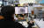 부산에 위치한 한국케미호 선사인 디엠쉬핑 직원이 지난 4일 나포 당시 장면이 찍힌 폐쇄회로TV(CCTV) 화면을 보고 있다. 송봉근 기자