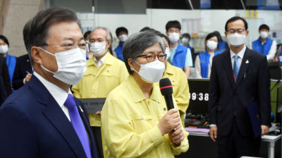 백신접종 계획 보고받은 文 "정은경, 전권 갖고 지휘하라"