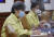정은경 질병관리청장이 15일 서울 종로구 정부서울청사에서 열린 코로나19 중앙재난안전대책본부 회의에서 정세균 총리의 발언을 메모하고 있다. 뉴스1
