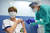 지난달 30일 이탈리아 토리노의 몰리네테병원에서 의사·간호사·의료종사자들이 화이자·바이오엔테크가 함께 개발한 코로나19 백신을 맞고 있다. [EPA=연합뉴스]