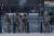 16일(현지시간) 미국 워싱턴 의사당 주변의 레이저 와이어가 얹혀 있는 철책 앞에서 주 방위군 군인들이 경계를 서고 있다. [AP=연합뉴스]