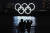 지난 달 1일 일본 도쿄 오다이바에서 시민들이 올림픽 마크 구조물을 바라보고 있다. [AP=연합뉴스]