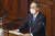 18일 일본 국회에서 마스크를 쓴 채 연설하고 있는 스가 요시히데 총리. [AP=연합뉴스]