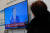18일 오전 서울 시내의 한 공인중개사 사무소에서 부동산 업자가 문재인 대통령 신년 기자회견 생중계 방송을 지켜보고 있다. [뉴스1]