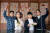 홍섬 학생기자·윤현지 학생모델·박성진·한채연 학생기자(왼쪽부터)가 직접 만들어서 완성한 꽃산병.