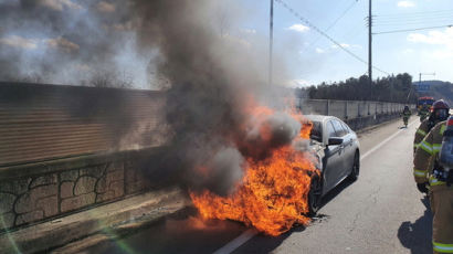 당진에서 국도 달리던 BMW 엔진룸에서 불…차량 전소