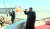 김정은 북한 국무위원장이 16일 제8차 당대회 기념 열병식 참가자들과 김일성광장에서 기념사진을 촬영했다고 17일 조선중앙TV가 전했다. 연합뉴스 