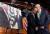 2017년 5월 17일 미국 하원 정보위원회 당시 민주당 간사였던 애덤 시프 의원(왼쪽)과 조셉 크롤리 의원(오른쪽)이 귓속말을 나누고 있다. 두 사람은 이날 의회에서 도널드 트럼프 대통령과 세르게이 라브로프 러시아 외무장관의 지난 10일 백악관 회동 사진을 걸어 놓고 정보 유출을 비판하는 기자회견을 열었다. [EPA=연합뉴스]