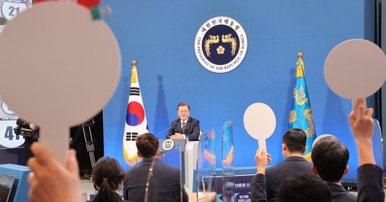 신년기자회견에서 질문받는 문재인 대통령.연합뉴스