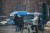 눈이 내리는 18일 서울 종로구 종각역 네거리에서 시민들이 발걸음을 재촉하고 있다. 뉴스1