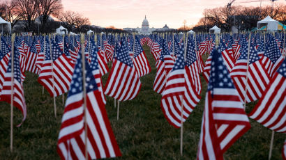 텅빈 바이든 취임식장 앞 공원, 성조기 등 깃발 19만개로 가득 채웠다