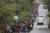 16일(현지시간) 온두라스와 과테말라 국경을 통과한 이민자 행렬이 도로를 따라 과테말라를 횡단하고 있다. [AP=연합뉴스]