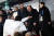 2018년 2월 평창올림픽 개막식에서 문재인 대통령이 김여정 북한 노동당 중앙위 제 1부부장과 인사를 하고 있다. [청와대사진기자단]