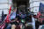 의사당으로 난입하는 친 트럼프 시위대.[AFP=연합뉴스]