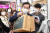 이낙연 더불어민주당 대표가 14일 서울 영등포 지하상가 내 '네이처컬렉션'을 찾아 코로나 이익공유제의 모범사례로 소개하고 있다.