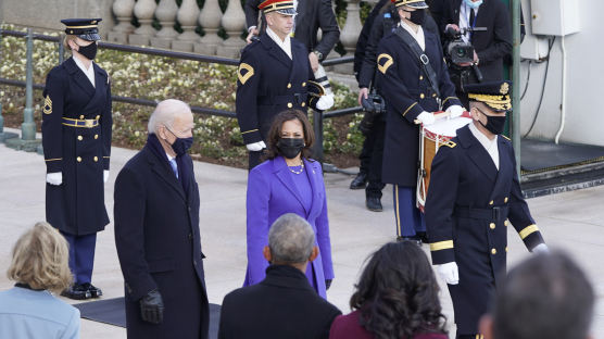 백악관 입성 앞둔 바이든 대통령, 국립묘지 방문해 헌화