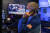 20일(현지시간) 미국 뉴욕 증권 거래소 딜링룸에 있는 모니터에서 조 바이든 대통령의 취임식 장면이 방송되고 있다.[AP=연합뉴스]