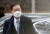 정의용 외교부 장관 후보자가 21일 서울 종로구의 한 빌딩에 마련된 사무실로 출근하고 있다. [뉴스1]