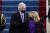  20일(현지시간) 미국 워싱턴DC 연방 의사당에 모습을 드러낸 42대 빌 클린턴 전 대통령과 부인 힐러리 클린턴 전 국무장관. AP=연합뉴스