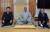 안철수 국민의당 대표(왼쪽)와 홍준표 무소속 의원이 1월 11일 대구 팔공산 동화사에서 조계종 종정 진제 스님과 함께 자리하고 있다. / 사진:동화사