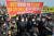 18일 이학영·우원식 더불어민주당 의원이 경북 경주 월성원전을 방문하자, 주민들이 출입을 막아서며 항의하고 있다. 뉴스1