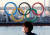 도쿄만에 설치된 대형 올림픽 로고. [로이터=연합뉴스]