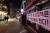 19일 오후 서울 이태원 거리에서 상인들이 9시까지 영업 제한 조치 등 정부의 정책에 항의하며 현수막을 걸고 있다. 연합뉴스