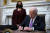 조 바이든 미국 대통령은 21일 백악관에서 코로나19 관련 행정명령 10개에 서명했다. [EPA=연합뉴스]