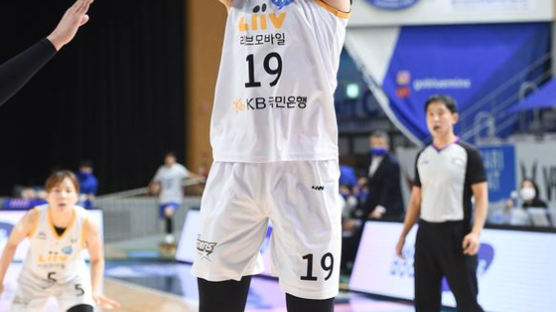 박지수 30점-24리바운드…KB, 하나원큐 꺾고 단독 선두 유지