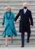 취임식이 열린 20일(현지시간) 바이든 대통령 부부 내외가 손을 잡고 계단을 내려가고 있다. 이날 질 바이든 여사의 의상은 마스크부터 구두까지 푸른색 일색이었다. 목에는 로이터=연합뉴스